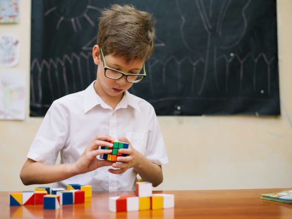 Saiba como estimular o seu filho com um cubo infinito