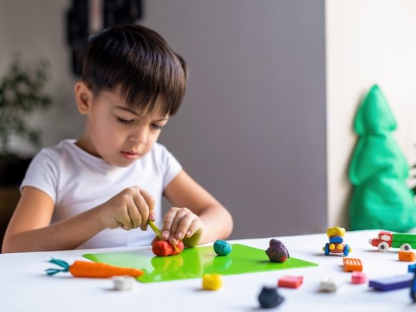 Divirta-se com as massinhas de slime e brinquedos interativos